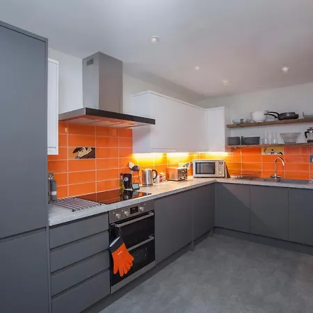 Higgihaus #3b 4 Bed Sleeps Up To 10 Big Groups Hip Location Holiday home *