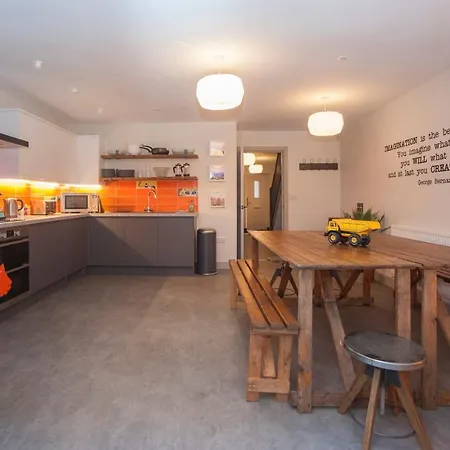 Holiday home Higgihaus #3b 4 Bed Sleeps Up To 10 Big Groups Hip Location