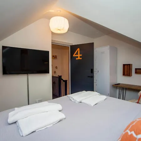 Higgihaus #3b 4 Bed Sleeps Up To 10 Big Groups Hip Location Holiday home Bristol