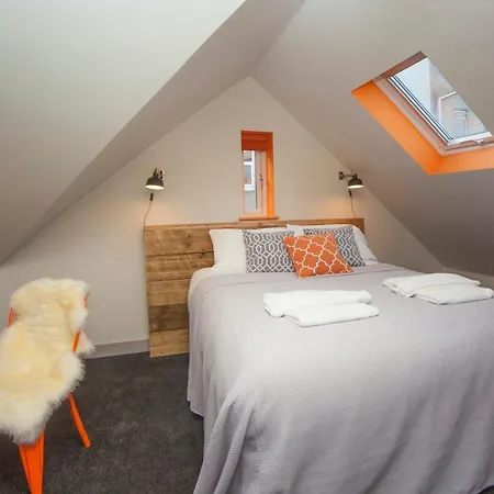 Higgihaus #3b 4 Bed Sleeps Up To 10 Big Groups Hip Location Holiday home *