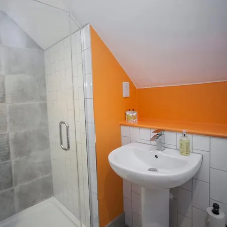 Feriehus Higgihaus #3b 4 Bed Sleeps Up To 10 Big Groups Hip Location Bristol